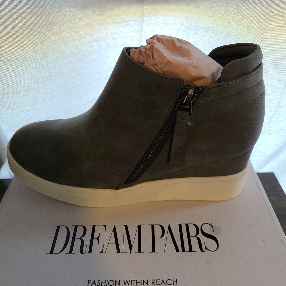 Dream Pairs Wedge Heels Ankle Boots Side Zipper Platform Sneakers Size 5.5 Grey